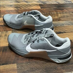 Nike Men's Gray Athletic Shoes
